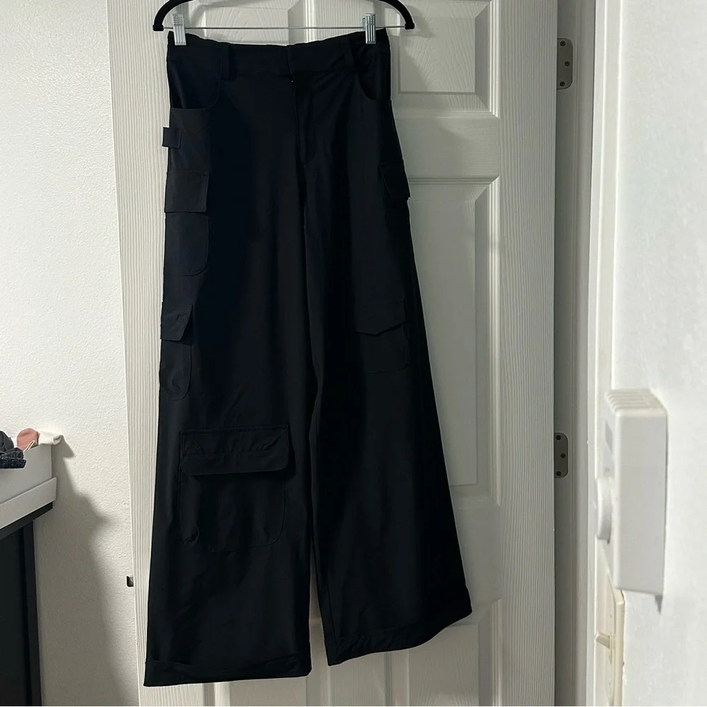 ALO Yoga Mid-Rise Workwear Cargo Pants in Black